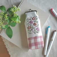 花刺繍のがま口ペンケース