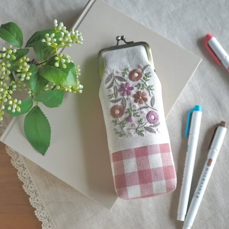 花刺繍のがま口ペンケース
