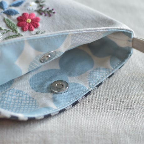 花刺繍のスマホポシェット