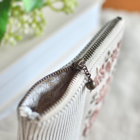 ピンクベージュ色の刺繍ポーチ