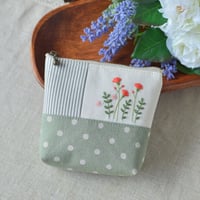 花刺繍のミニポーチ（スモークグリーン）
