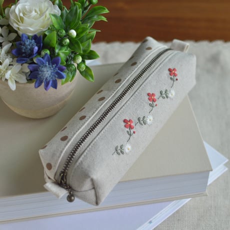 花刺繍のペンケース（オレンジ）