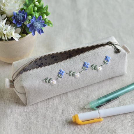 花刺繍のペンケース（ブルー）