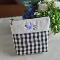 花刺繍のミニポーチ（ブルーの花）