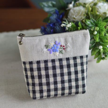 花刺繍のミニポーチ（ブルーの花）