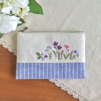 花刺繍のフラットポーチ（ストライプ柄）