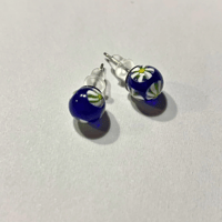 【藤村トンボ玉工房】ピアス○瑠璃に白花○