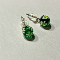 【藤村トンボ玉工房】カタログ掲載品:ピアス○翡翠に白花○