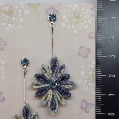 【つまみ細工】【アレルギー対応ピアス】ゆれる氷の花　グレー(No.54)（K-0926-5）