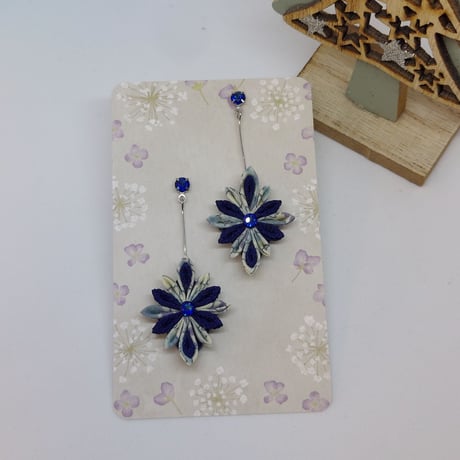 【つまみ細工】【アレルギー対応ピアス】ゆれる氷の花　ネイビー(No.55)(K-0926-6)