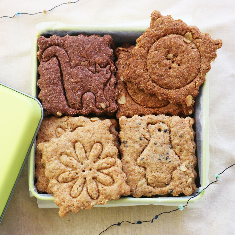 花咲くしおビスケット缶 | 植物性素材の焼き菓子店ハジマリニ