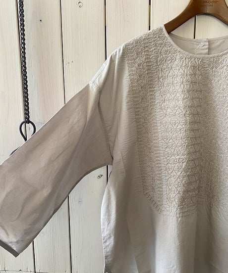 ブラウウス maison de soil メゾンドソイル クルーネック刺繍ブラウス ライトグレー NMDS26223