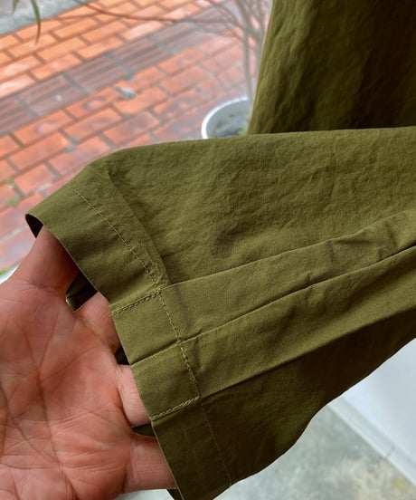 パンツ  prit プリット50/1オーガニックコットン強撚ダンプ固仕上げ 裾タックバギーパンツ オリーブ P71610