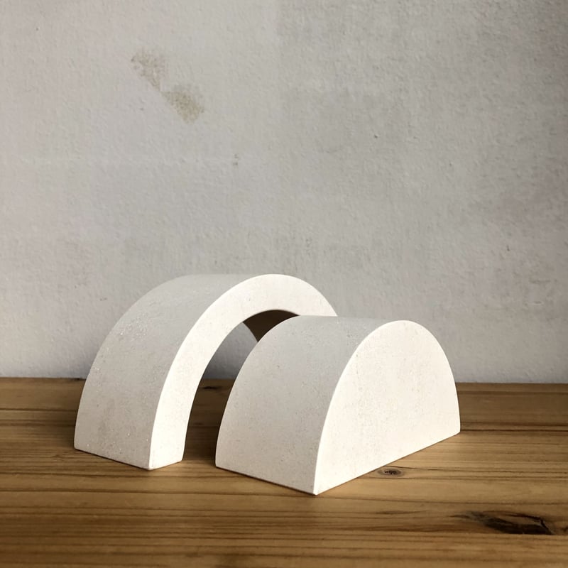 人工大理石のブックエンド インスタ映えに一役！「ISHIZO」デスクを彩る “大理石のブック