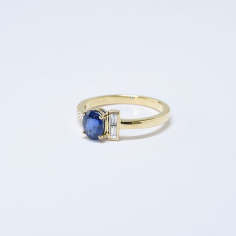 K18  Blue Sapphire Ring with diamonds