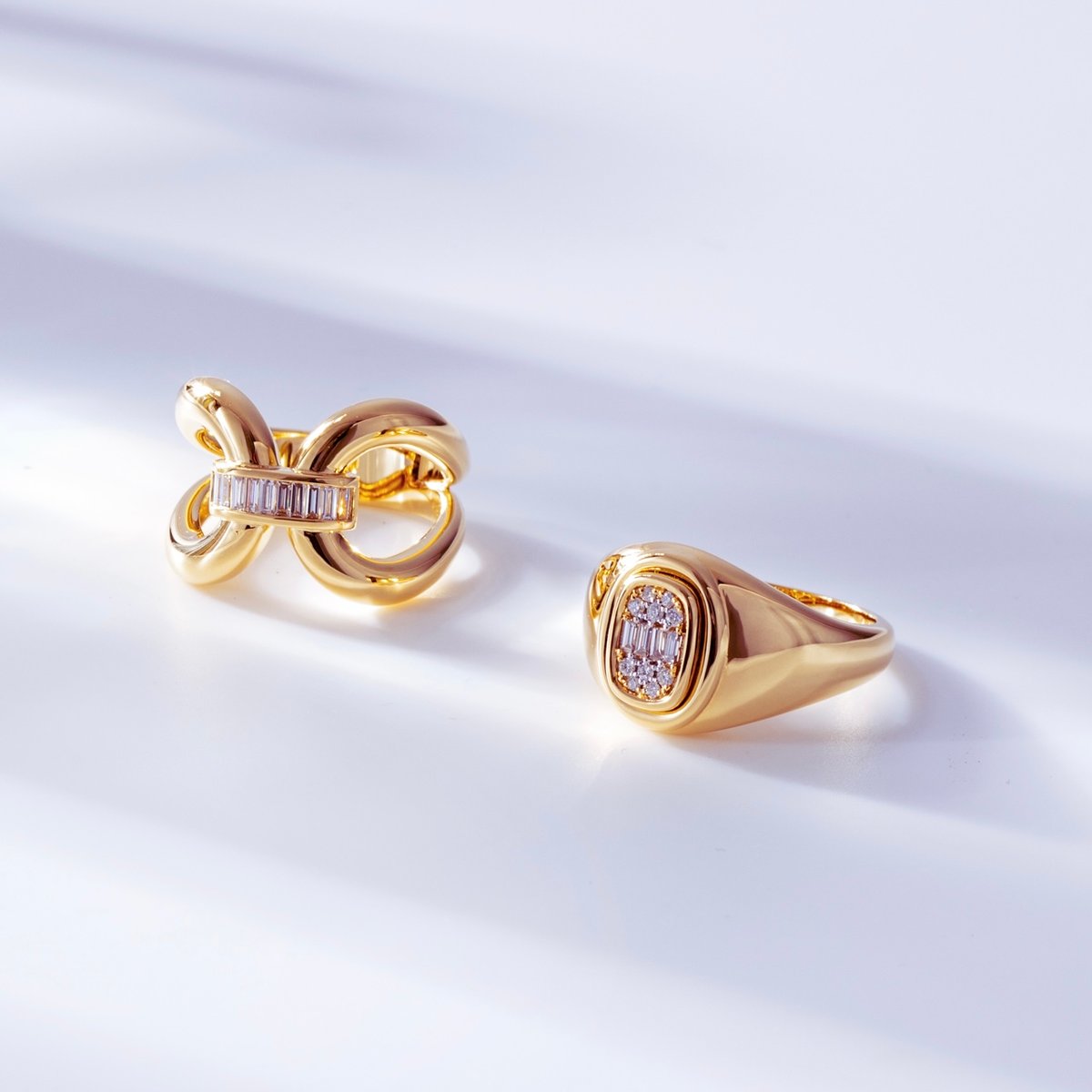 K18 Diamond Signet Ring | HANA JEWELS
