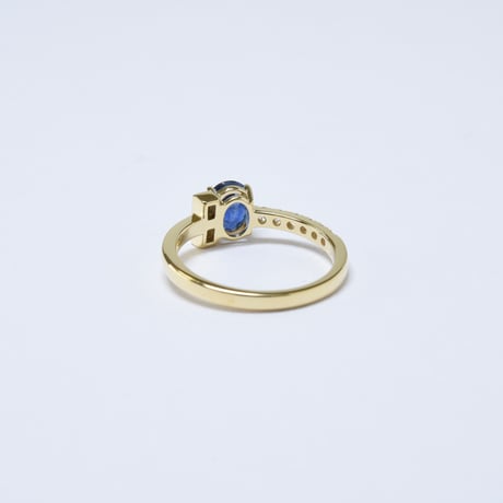 K18  Blue Sapphire Ring with diamonds