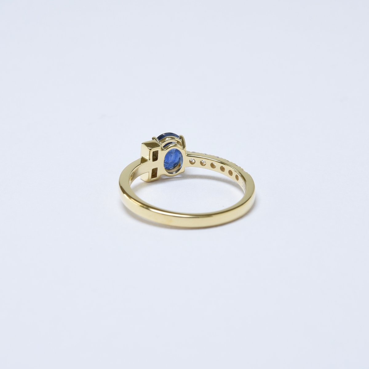 K18 Blue Sapphire Ring with diamonds | HANA JE