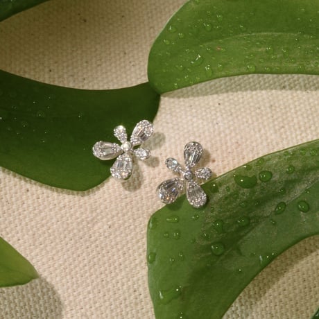 K18 Flower Diamond Studs（ピアス）