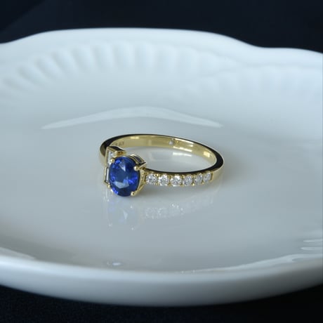 K18  Blue Sapphire Ring with diamonds