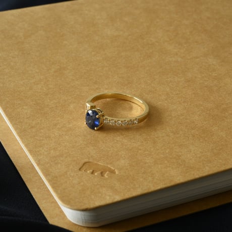 K18  Blue Sapphire Ring with diamonds