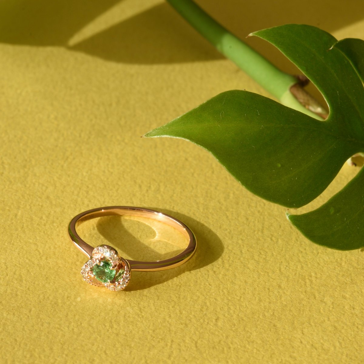 K18 Green Garnet Flower Ring | HANA JEWELS