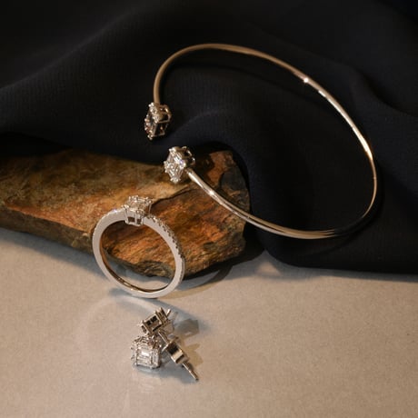 K18 Pure White Mosaic Diamond Ring
