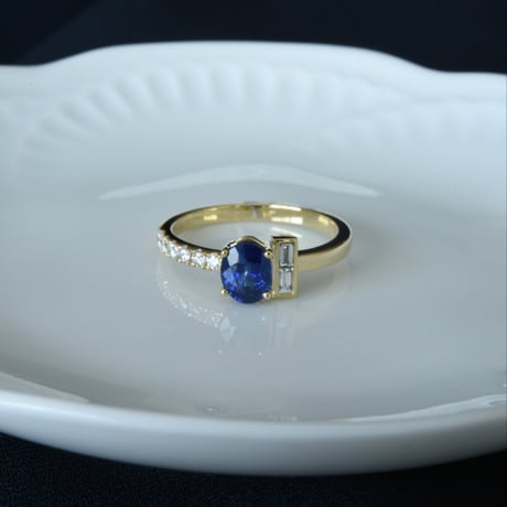 K18  Blue Sapphire Ring with diamonds