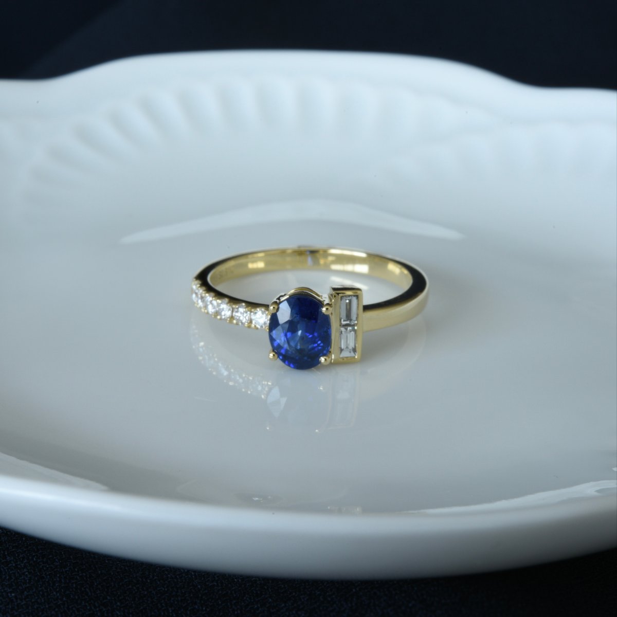 K18 Blue Sapphire Ring with diamonds | HANA JE
