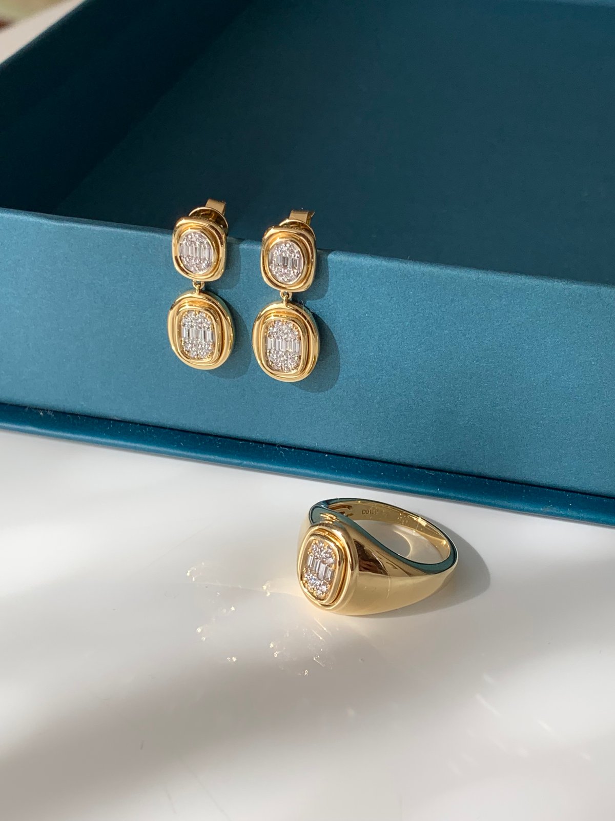 K18 Diamond Signet Ring | HANA JEWELS