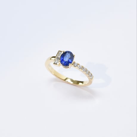 K18  Blue Sapphire Ring with diamonds