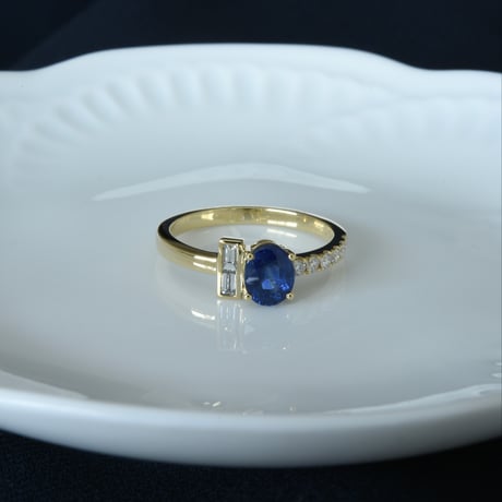 K18  Blue Sapphire Ring with diamonds