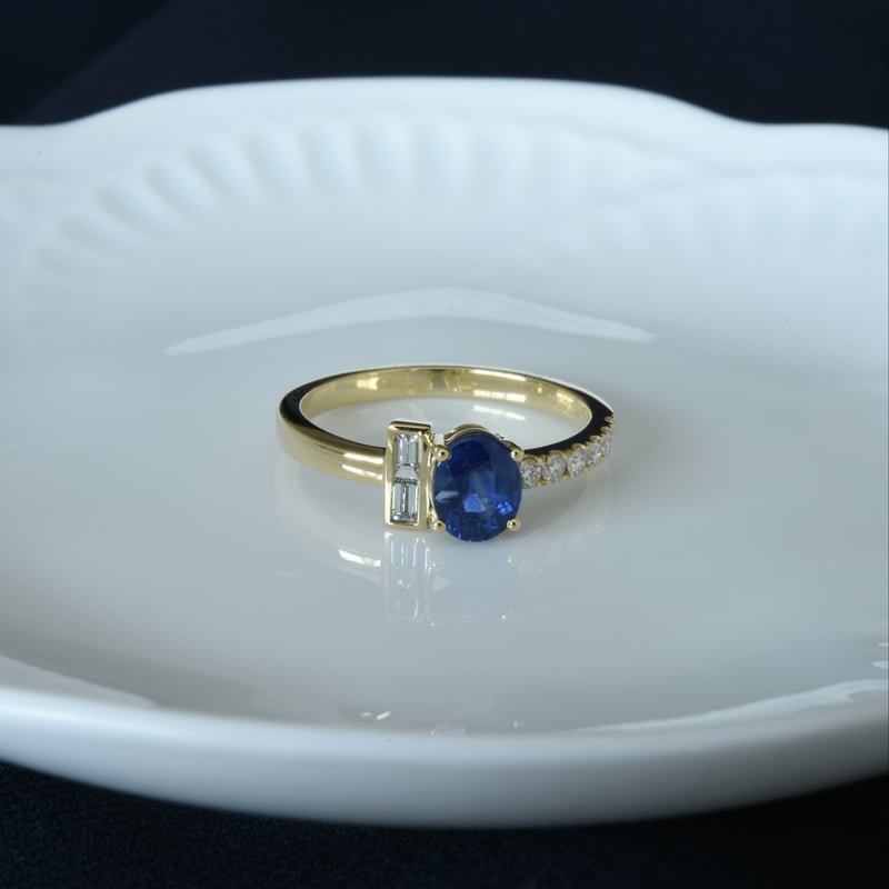 K18 Blue Sapphire Ring with diamonds | HANA JE
