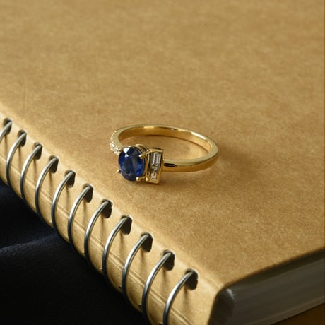 K18  Blue Sapphire Ring with diamonds