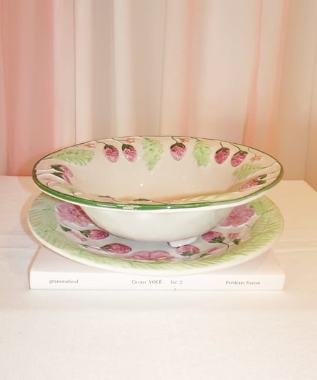 Barbotine Strawberry Drain Bowl & Plate Set