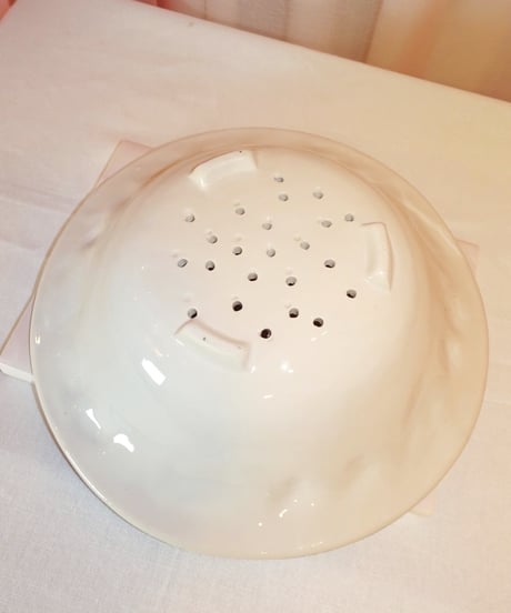 Barbotine Strawberry Drain Bowl & Plate Set
