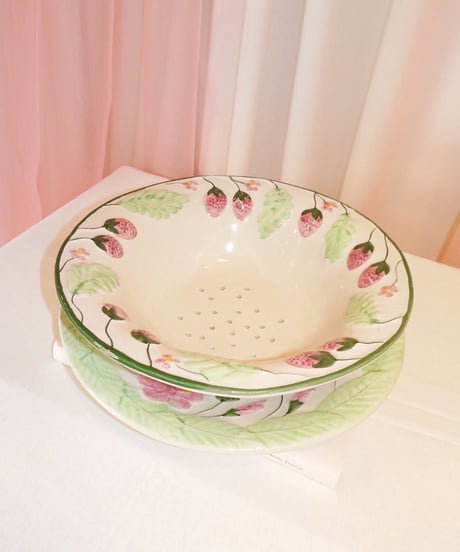Barbotine Strawberry Drain Bowl & Plate Set