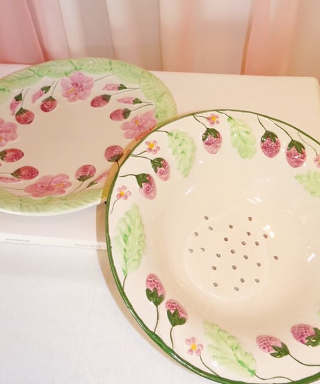 Barbotine Strawberry Drain Bowl & Plate Set
