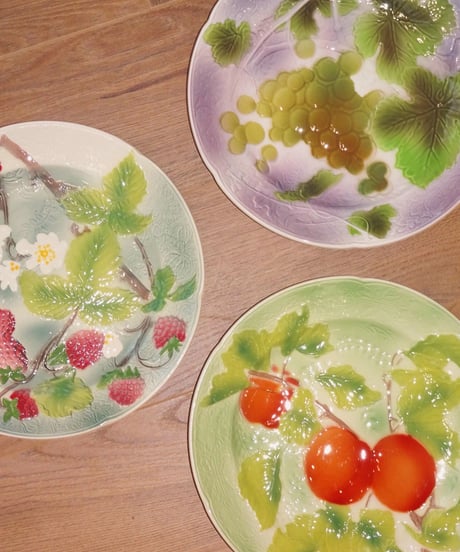 St Clement - Grape & Trees Barbotine Plate