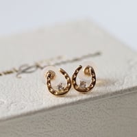 アクアマリン付き馬蹄のピアス