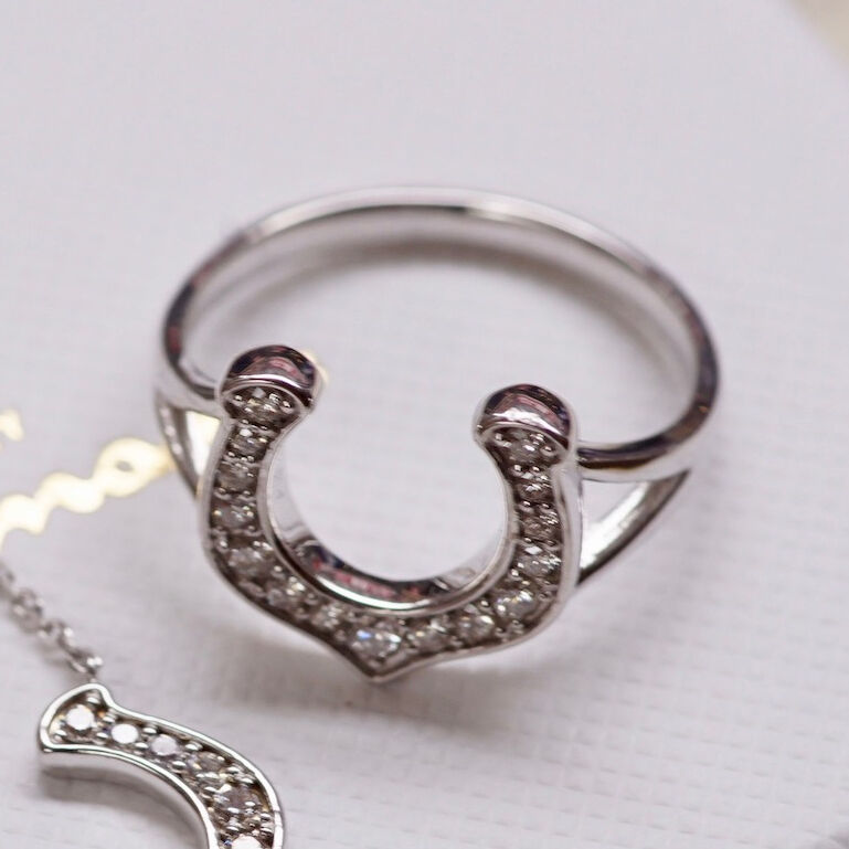 ダイヤモンド　リング　馬蹄 日本全国送料無料♪ラッピングも無料♪] K18 ダイヤモンド ホース