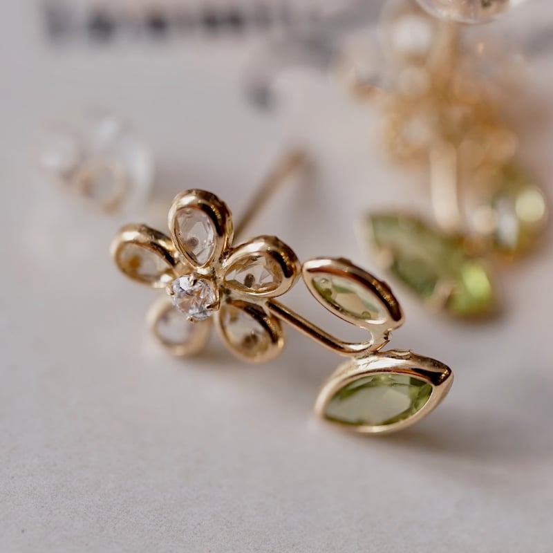 *お花と葉っぱのピアス*【No.169】 茎と葉っぱのあるお花のピアス | izumi ジュエリーシマノ