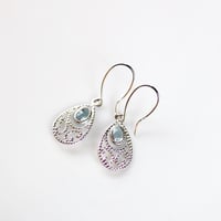 透かしデザインのブルートパーズピアス
