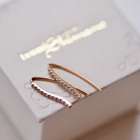 シンプルなダイヤモンドフックピアス
