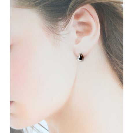 シンプルなドロップのスタッドピアス