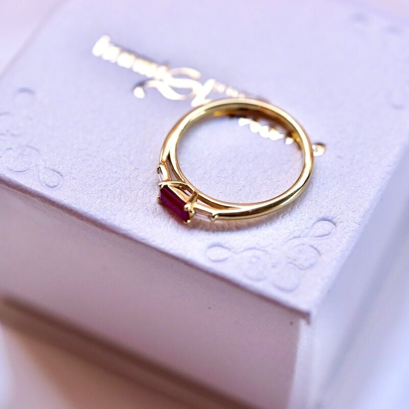 バゲットカットルビーのクールリング | izumi ジュエリーシマノ