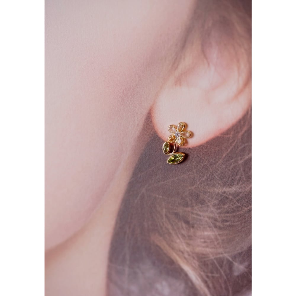 *お花と葉っぱのピアス*【No.170】 茎と葉っぱのあるお花のピアス | izumi ジュエリーシマノ