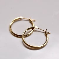 エッジのあるフープピアス