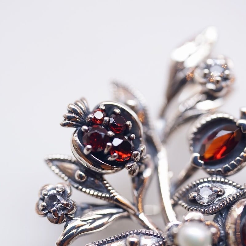 ウイリアムモリス　ブローチ SVウィリアム・モリス すいかずら(ハニーサックル) グリーン