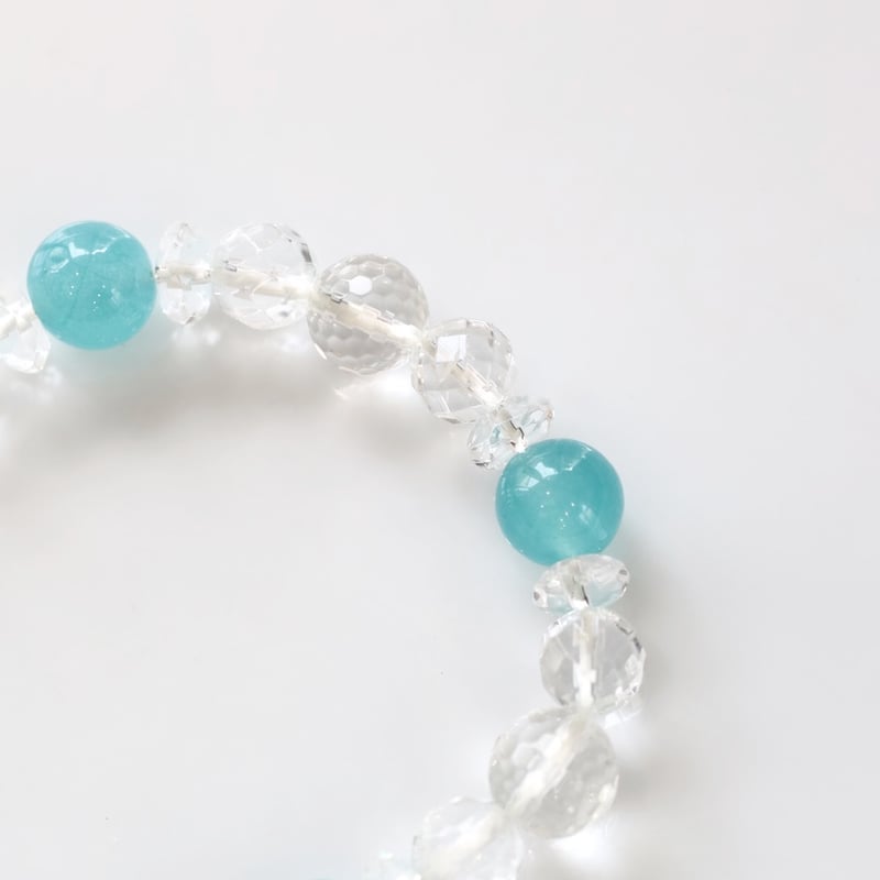 シアンブルーアゲートと水晶のブレスレット（エンジェルパーツ入り